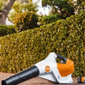 Soplador Stihl BGA 160 batería 36V ligero y potente para mantenimiento de jardines