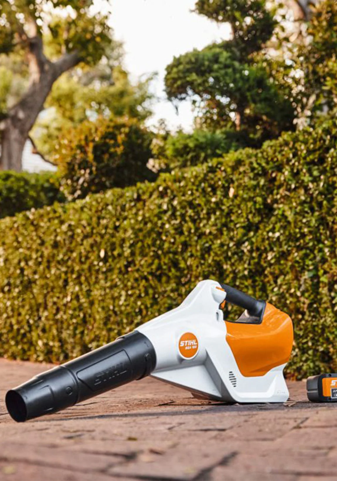 Soplador Stihl BGA 160 batería 36V ligero y potente para mantenimiento de jardines