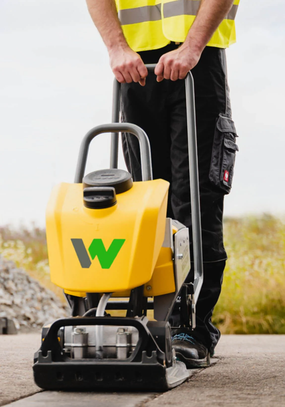 Bandeja vibradora a batería Wacker Neuson APS1340e alquiler online