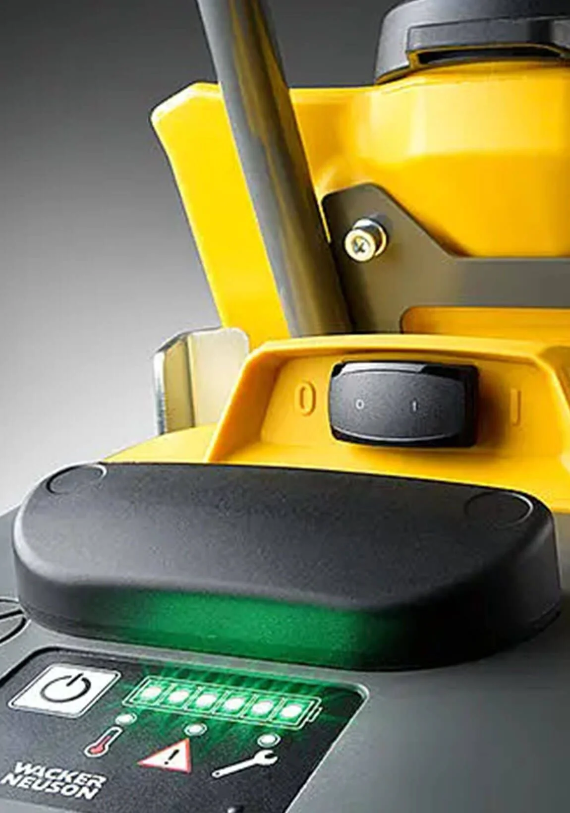 Bandeja vibradora a batería Wacker Neuson APS1340e alquiler online