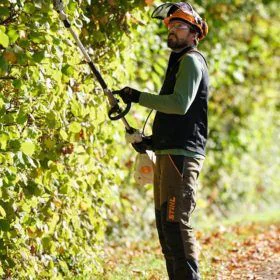 Alquiler online Sistema combi a batería con cepillo barredor Stihl KMA 120 R jardinería