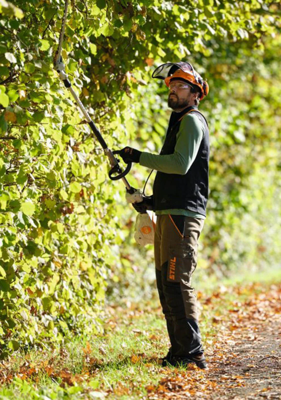 Alquiler online Sistema combi a batería con cepillo barredor Stihl KMA 120 R jardinería