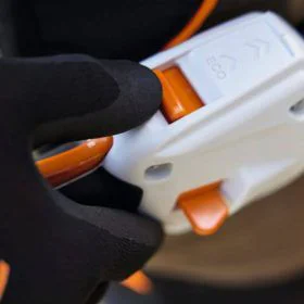 Alquiler online Sistema combi a batería con cepillo barredor Stihl KMA 120 R