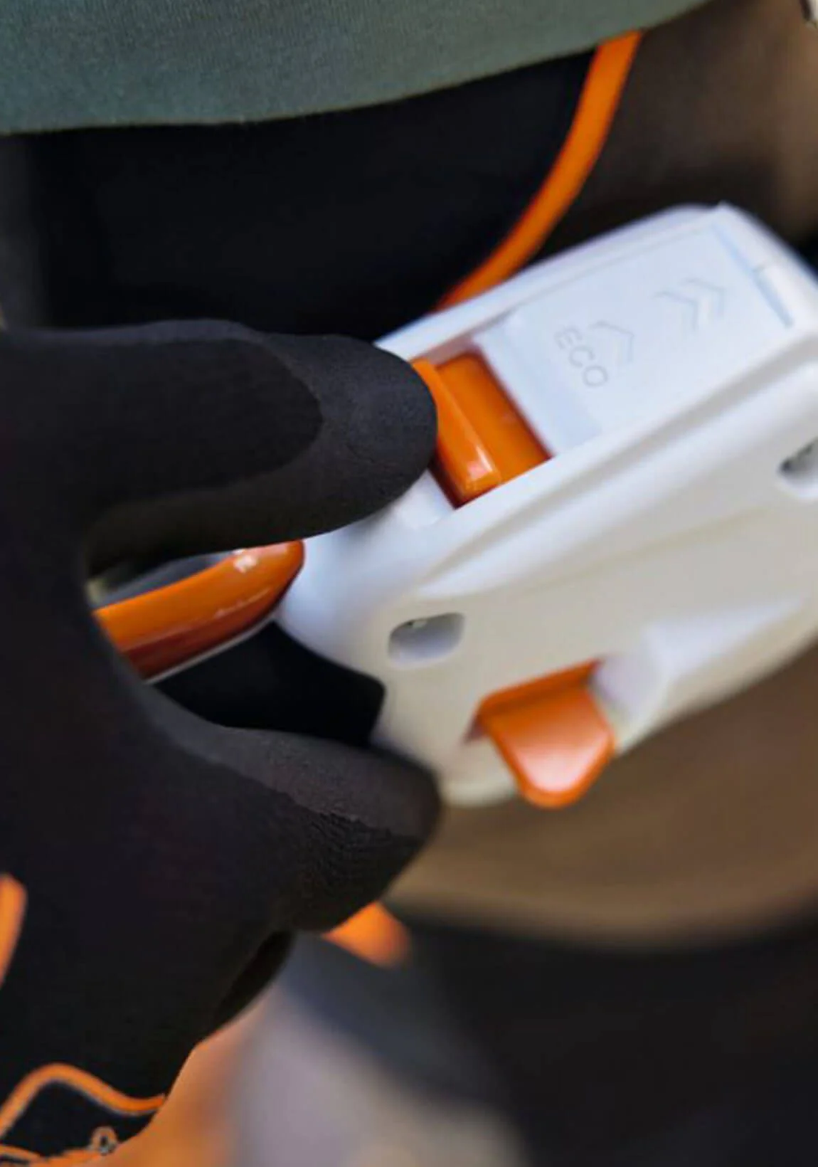 Alquiler online Sistema combi a batería con cepillo barredor Stihl KMA 120 R