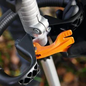 Alquiler online Sistema combi a batería con cepillo barredor Stihl KMA 120 R