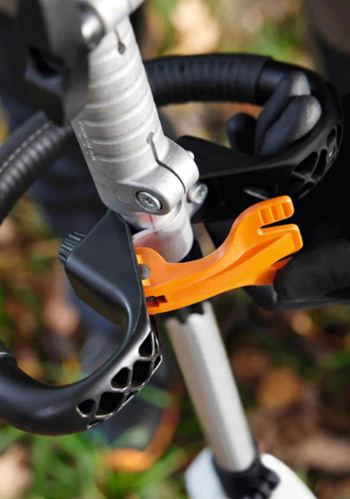 Alquiler online Sistema combi a batería con cepillo barredor Stihl KMA 120 R
