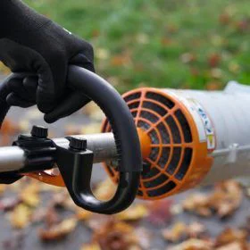 Alquiler online Sistema combi a batería con cepillo barredor Stihl KMA 120 R Limpieza de patio