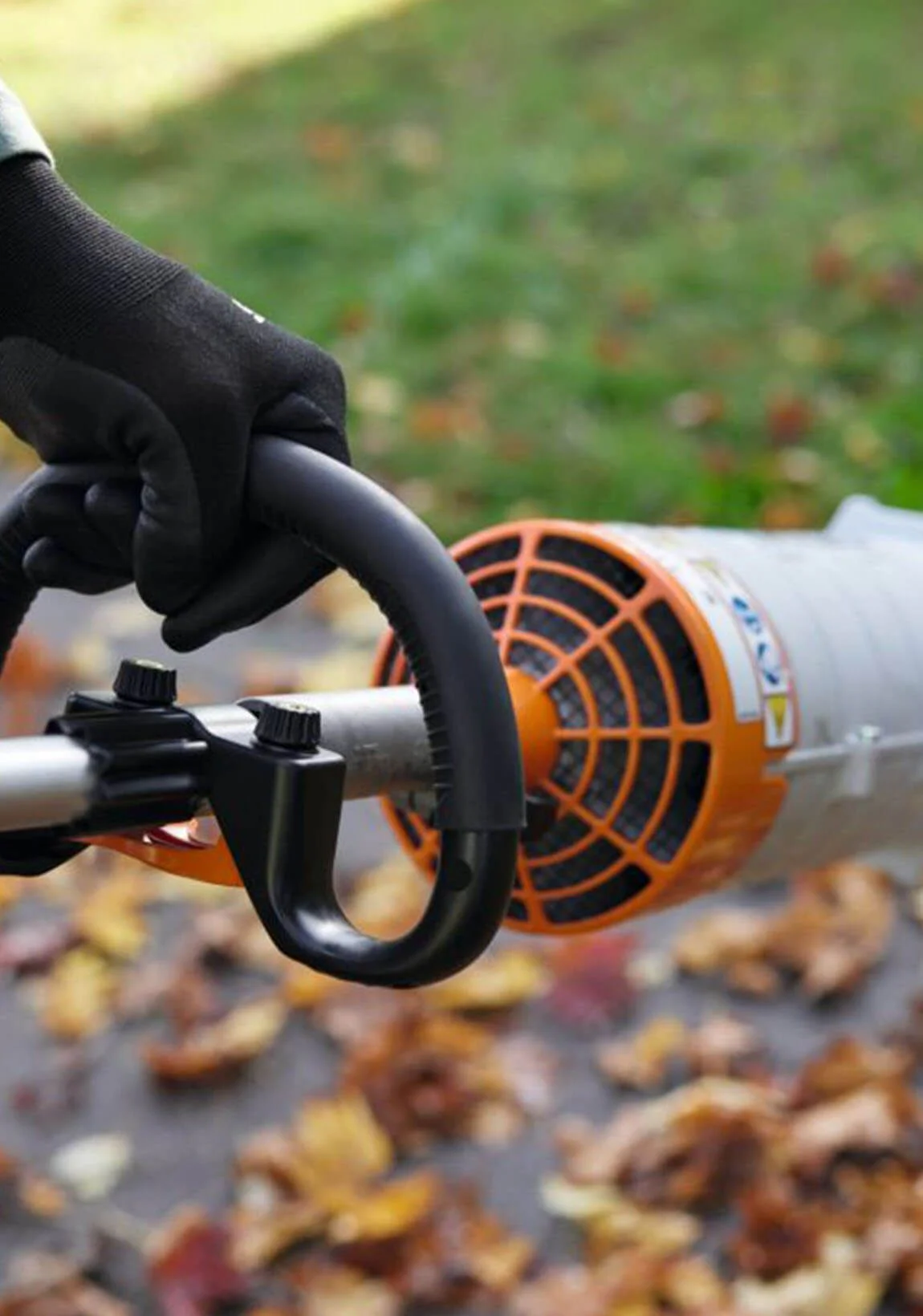 Alquiler online Sistema combi a batería con cepillo barredor Stihl KMA 120 R Limpieza de patio