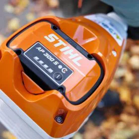 Alquiler online Sistema combi a batería con cepillo barredor Stihl KMA 120 R