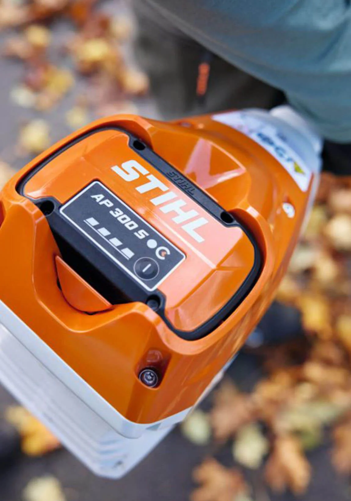 Alquiler online Sistema combi a batería con cepillo barredor Stihl KMA 120 R Limpieza de patio, árboles y suelo
