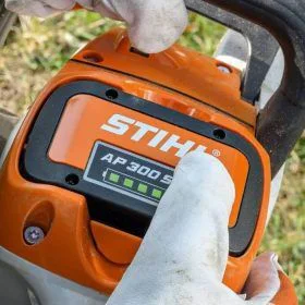 Alquiler de Motosierra ligera a batería Sthil para particulares