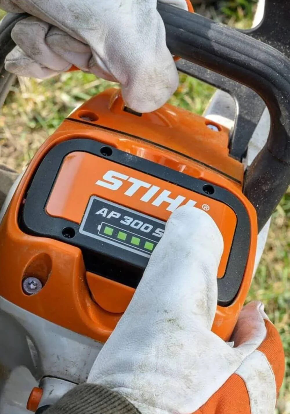 Alquiler de Motosierra ligera a batería Sthil para particulares