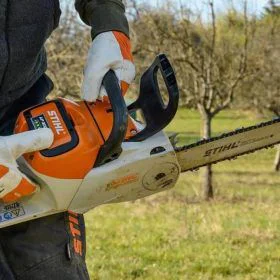 Alquiler de Motosierra ligera a batería Sthil para particulares