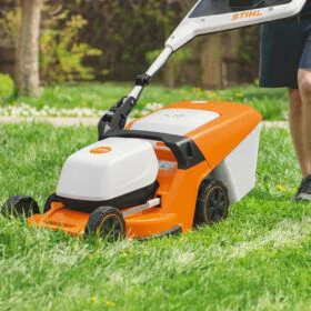Alquiler de Cortacésped a batería Stihl RMA 448 PV