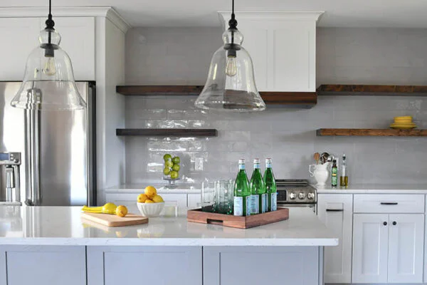 Cómo colocar estanterías flotantes en la cocina