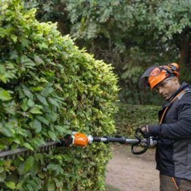 Alquiler de Cortasetos de altura a batería Stihl HLA 66 para particulares