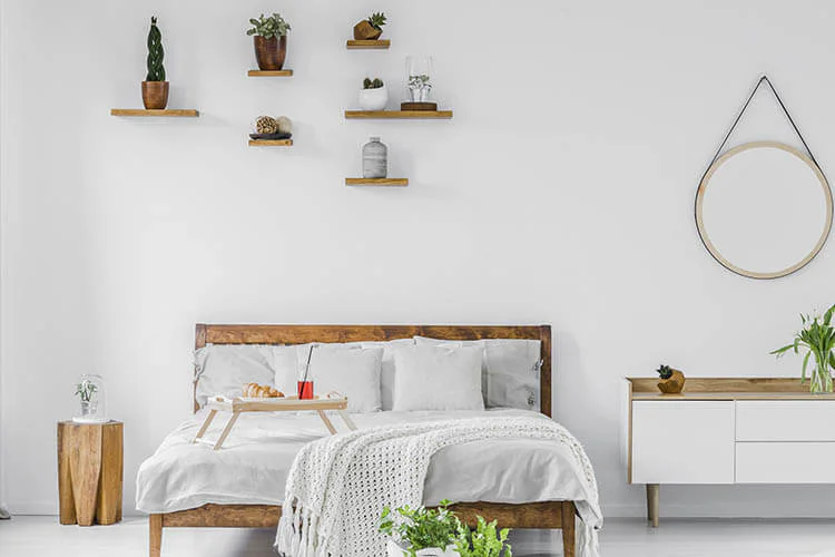 Colocar estanterías flotantes en el dormitorio