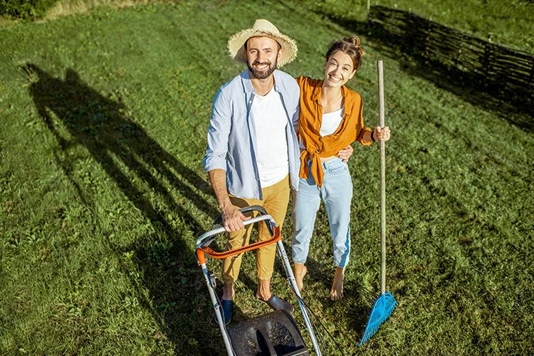 Airea el césped con alquiler de herramientas de jardinería